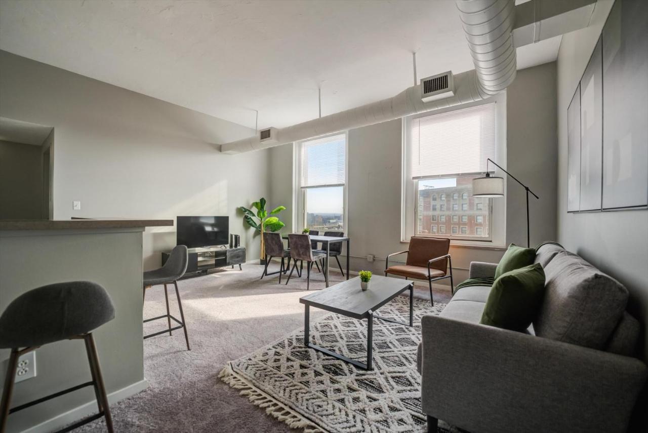 Frontdesk Huron Square Apts Downtown Cleveland Værelse billede