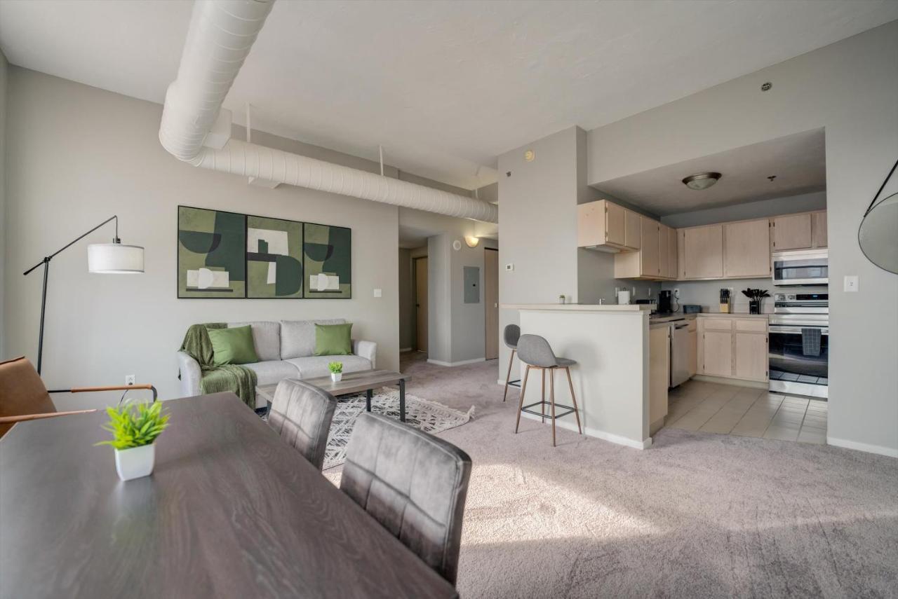 Frontdesk Huron Square Apts Downtown Cleveland Værelse billede